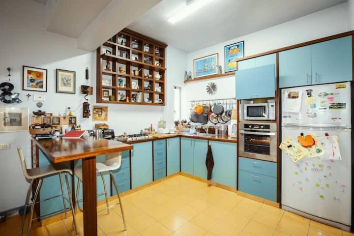 Apartment Frishman 2br Full Of Art And Light